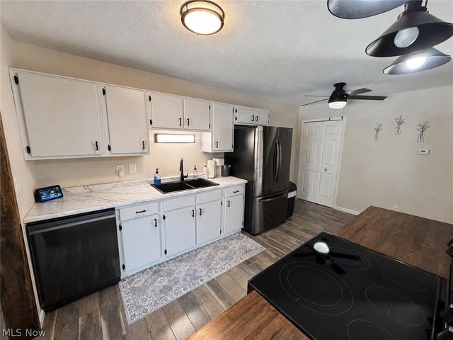 9274 Willow Lane, Olmsted Falls, OH 44138