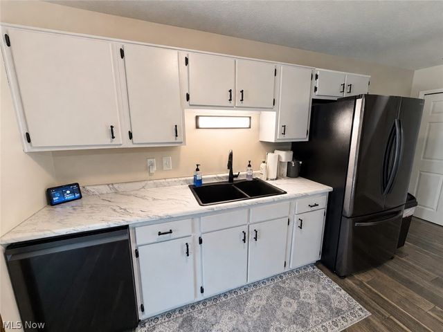 9274 Willow Lane, Olmsted Falls, OH 44138