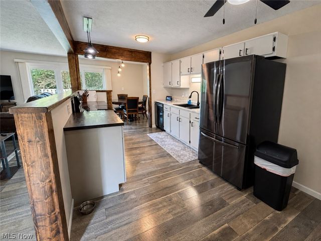 9274 Willow Lane, Olmsted Falls, OH 44138