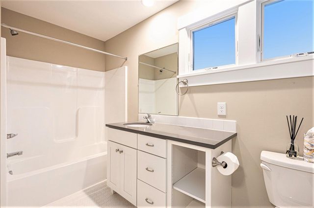 920 W Savidge Street 2, Spring Lake Vllg, MI 49456