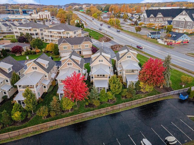 920 W Savidge Street 2, Spring Lake Vllg, MI 49456