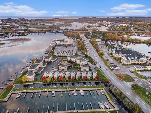 920 W Savidge Street 2, Spring Lake Vllg, MI 49456