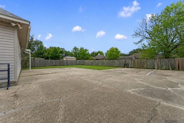 1300 Buffalo Hollow Ct, Zachary, LA 70791