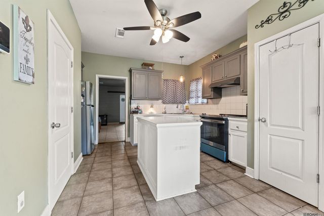 1300 Buffalo Hollow Ct, Zachary, LA 70791