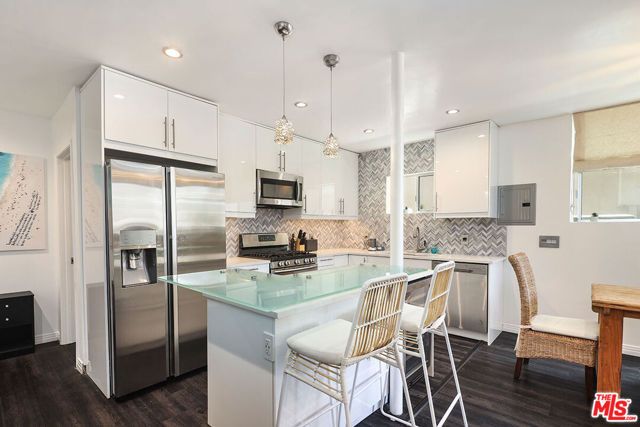 472 Rosecrans Avenue, Manhattan Beach, CA 90266