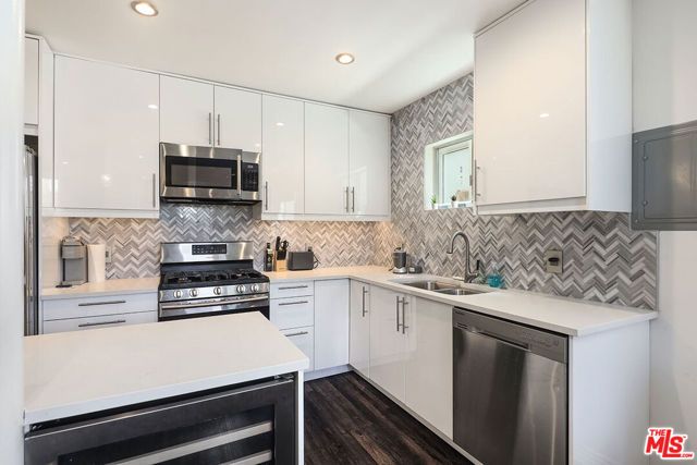 472 Rosecrans Avenue, Manhattan Beach, CA 90266