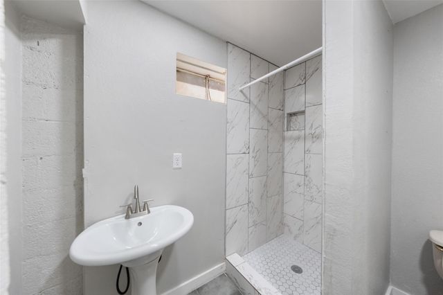 213 Caplin Street, Houston, TX 77022