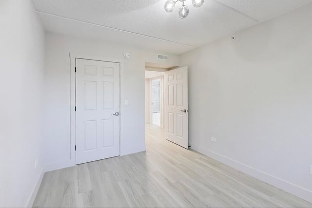 6815 N Milwaukee Avenue 506, Niles, IL 60714