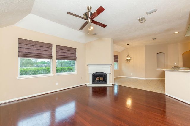 2201 Signal Hill Drive, Pearland, TX 77584