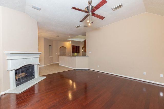 2201 Signal Hill Drive, Pearland, TX 77584