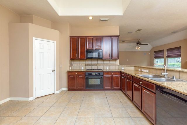 2201 Signal Hill Drive, Pearland, TX 77584