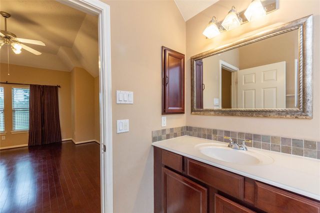 2201 Signal Hill Drive, Pearland, TX 77584