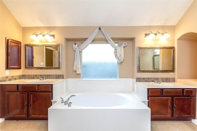 2201 Signal Hill Drive, Pearland, TX 77584