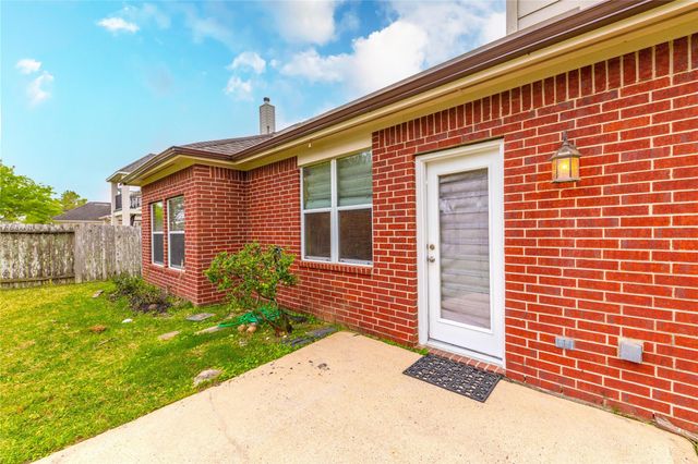 2201 Signal Hill Drive, Pearland, TX 77584