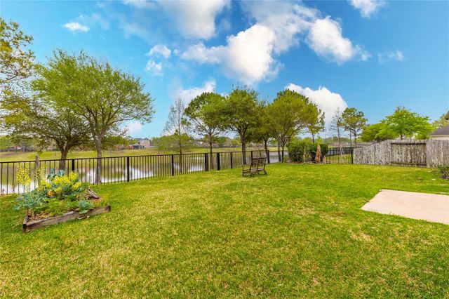 2201 Signal Hill Drive, Pearland, TX 77584