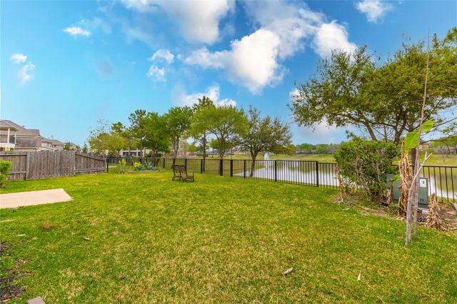 2201 Signal Hill Drive, Pearland, TX 77584