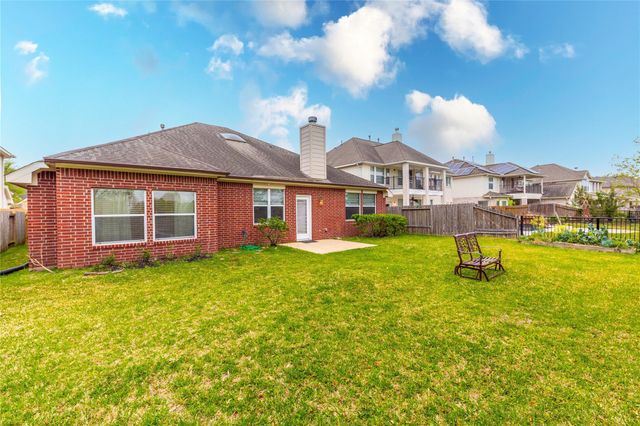 2201 Signal Hill Drive, Pearland, TX 77584