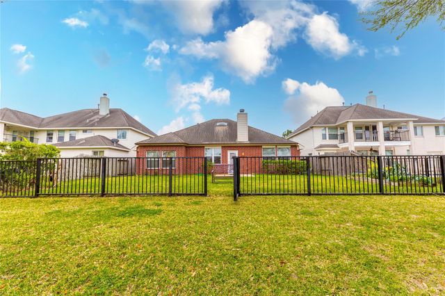 2201 Signal Hill Drive, Pearland, TX 77584