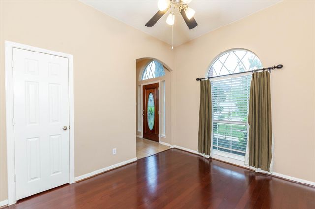 2201 Signal Hill Drive, Pearland, TX 77584