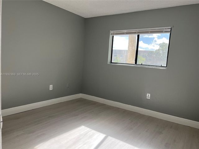 350 W Palm Cir W 201, Pembroke Pines, FL 33025