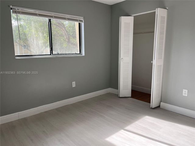 350 W Palm Cir W 201, Pembroke Pines, FL 33025