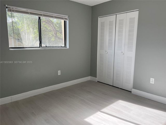 350 W Palm Cir W 201, Pembroke Pines, FL 33025