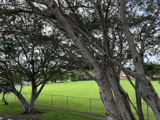 350 W Palm Cir W 201, Pembroke Pines, FL 33025