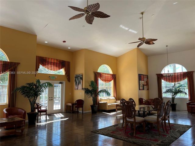 350 W Palm Cir W 201, Pembroke Pines, FL 33025