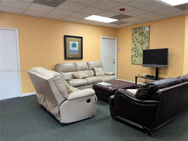 350 W Palm Cir W 201, Pembroke Pines, FL 33025