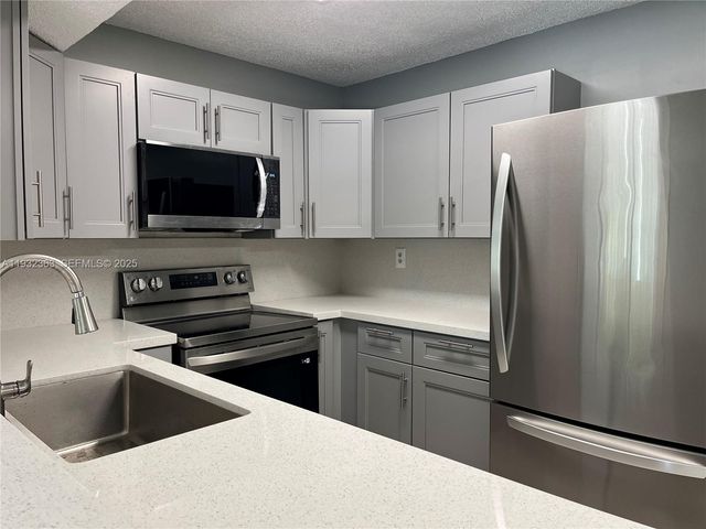 350 W Palm Cir W 201, Pembroke Pines, FL 33025