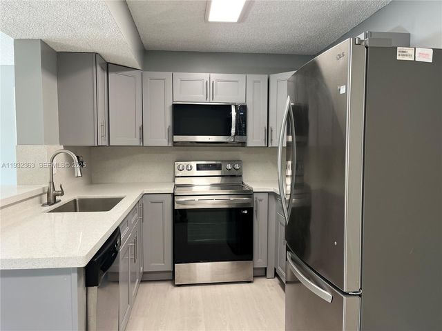 350 W Palm Cir W 201, Pembroke Pines, FL 33025