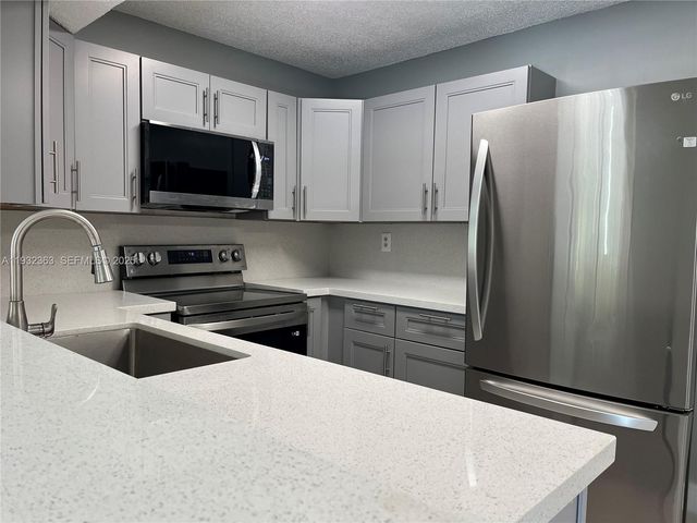 350 W Palm Cir W 201, Pembroke Pines, FL 33025