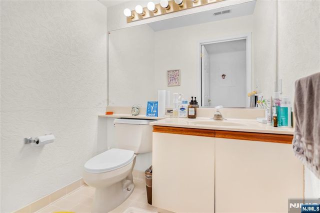 476 Lee Court 476, Fort Lee, NJ 07024