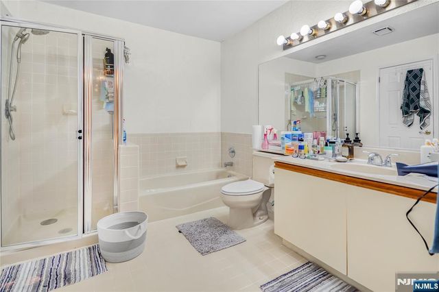 476 Lee Court 476, Fort Lee, NJ 07024