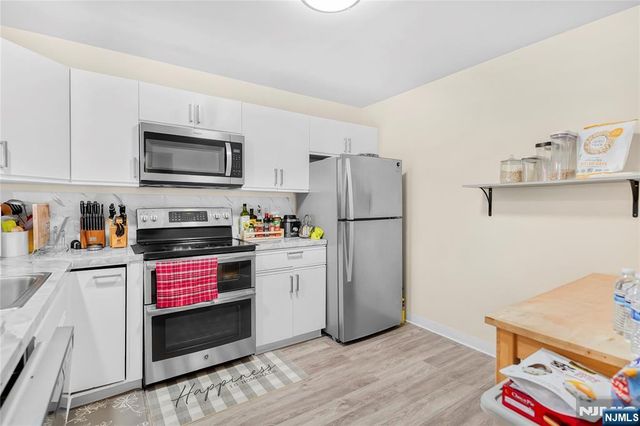 476 Lee Court 476, Fort Lee, NJ 07024