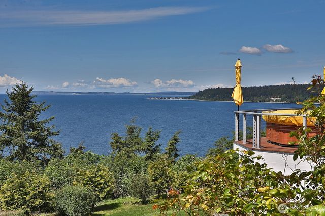 330 Susana Drive, Freeland, WA 98249