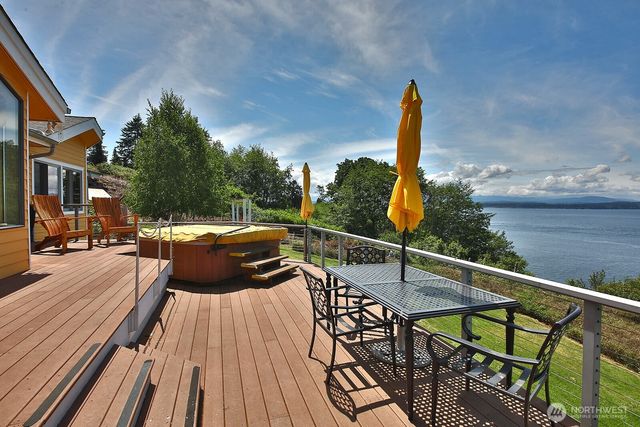 330 Susana Drive, Freeland, WA 98249