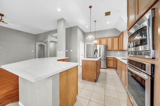 34 Sparklewood Place, The Woodlands, TX 77381