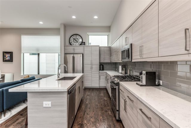 1004 California Street 402, Houston, TX 77006