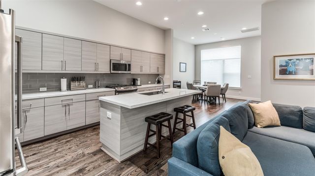 1004 California Street 402, Houston, TX 77006