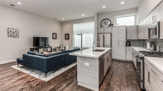 1004 California Street 402, Houston, TX 77006