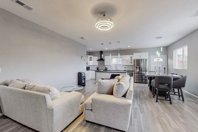 5714 PINNACLE PEAK Court NW, Albuquerque, NM 87114