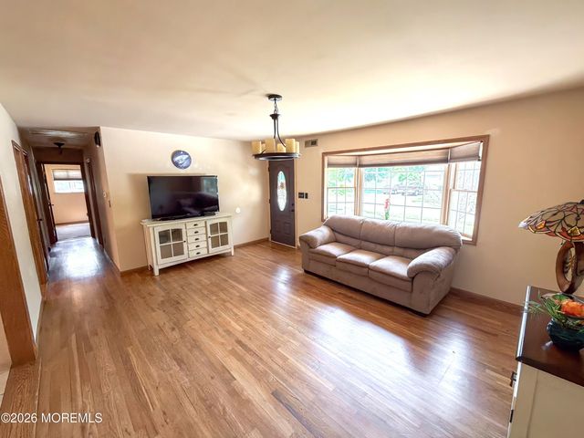 4 Glen Road, Howell, NJ 07731