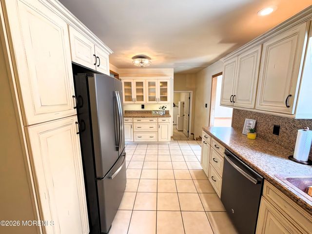 4 Glen Road, Howell, NJ 07731