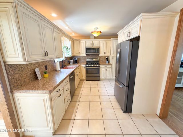 4 Glen Road, Howell, NJ 07731