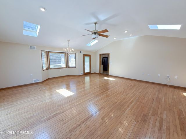 4 Glen Road, Howell, NJ 07731