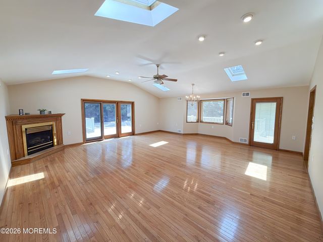 4 Glen Road, Howell, NJ 07731