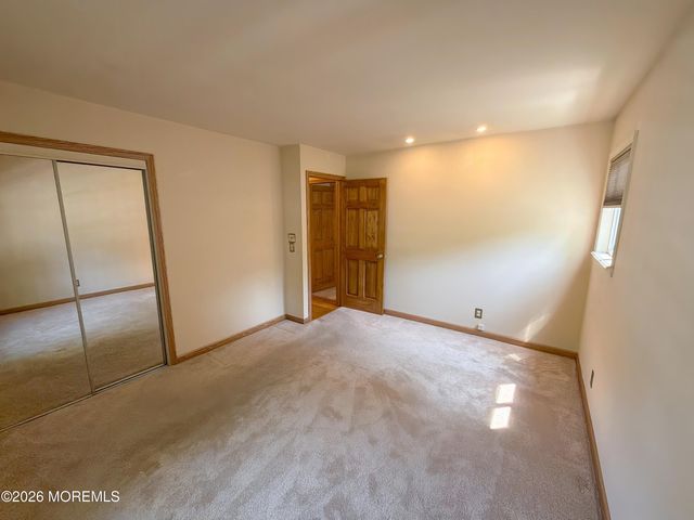 4 Glen Road, Howell, NJ 07731
