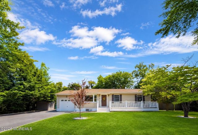 4 Glen Road, Howell, NJ 07731