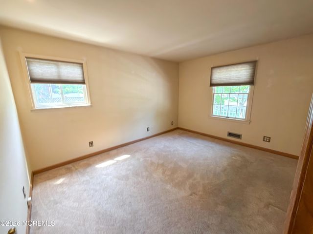 4 Glen Road, Howell, NJ 07731